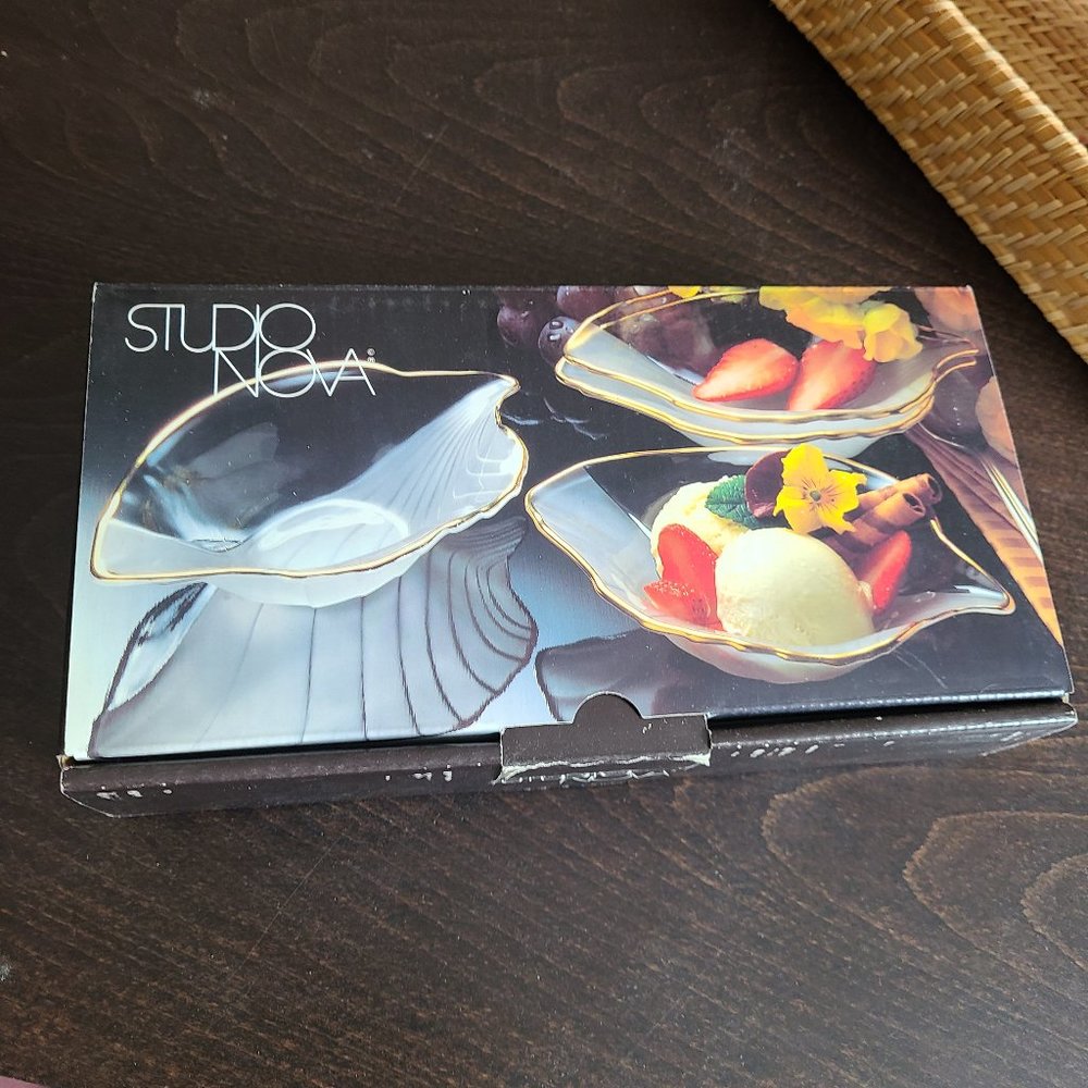 Studio Nova Set of 4 bowls with gold trim. ''Golden Leaf''